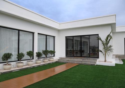 Jardín al aire libre en Quiet House villa