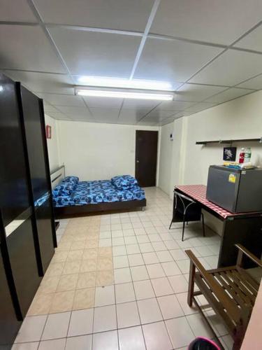 a room with a bed and a desk in it at Ratanawong Place 553 in Bangkok