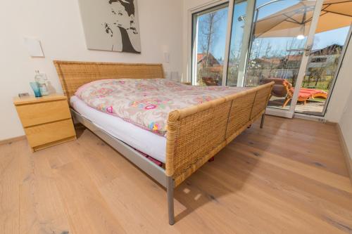 Tempat tidur dalam kamar di Helle Wohnung mit Bergblick & eigener Terrasse