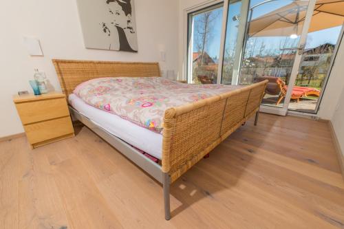 เตียงในห้องที่ Helle Wohnung mit Bergblick & eigener Terrasse