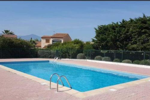 une piscine devant une maison dans l'établissement LE CHERRY GARDEN - Hameau du Rivage Appartement en résidence avec piscine - parking - proche plage, à Saint-Cyprien