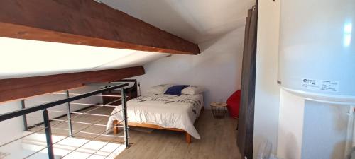 - une petite chambre avec des lits superposés dans une mezzanine dans l'établissement LE CHERRY GARDEN - Hameau du Rivage Appartement en résidence avec piscine - parking - proche plage, à Saint-Cyprien