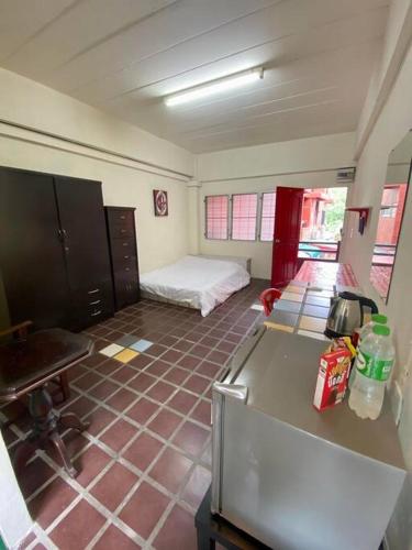 a room with a desk and a bed in it at Ratanawong Place 510 in Bangkok