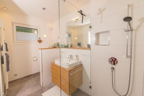 a bathroom with a sink and a shower at Helle Wohnung mit Bergblick & eigener Terrasse in Bad Tölz