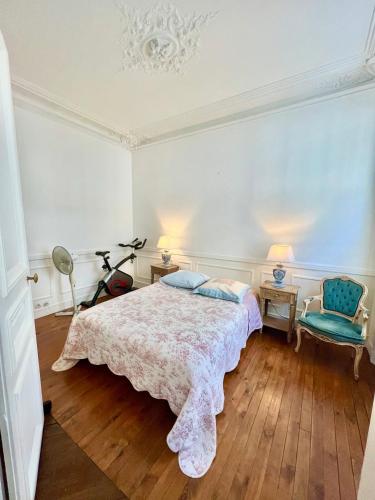 um quarto com uma cama e uma cadeira em BASSANO em Paris