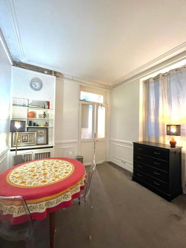 Cette chambre comprend une table avec une pizza. dans l'établissement BASSANO, à Paris