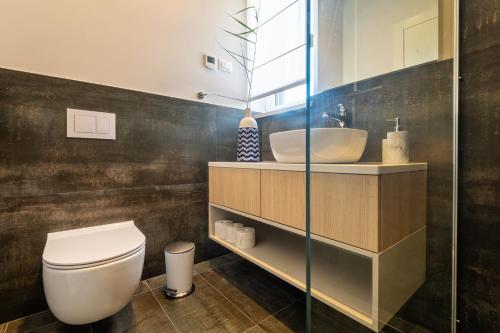 uma casa de banho com um WC e um lavatório em Luxury Seaview Apartment - Sole em Slano