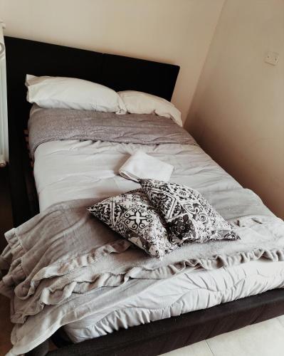Una cama con dos almohadas encima. en Mini Cocco&Fragola, en Reggio Emilia