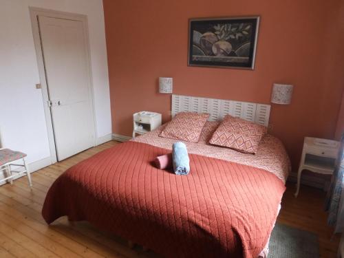 ein Schlafzimmer mit einem Bett mit einem ausgestopften Tier darauf in der Unterkunft LA GOELETTE et son jardin clos sans parking privé in Étretat