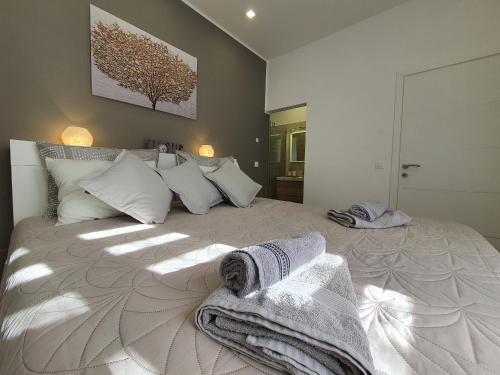 um quarto com uma cama grande e toalhas em Connor em Pula