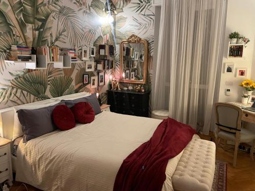 1 dormitorio con cama, escritorio y espejo en Milanese luxury apartment, en Milán