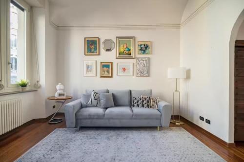 un soggiorno con divano e tappeto di Large, luxurious family apartment in Biella's historic center a Biella