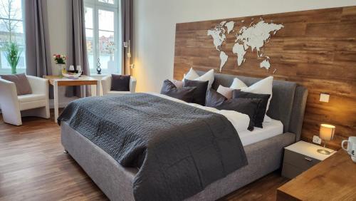 1 dormitorio con 1 cama grande y pared de madera en Das Ferienapartment Alexandrine direkt am Pfaffenteich mit eigenem Parkplatz en Schwerin