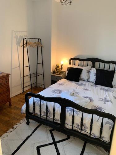 - une chambre avec un lit, une commode et une échelle dans l'établissement Maison de l'enfant gites, à Goès