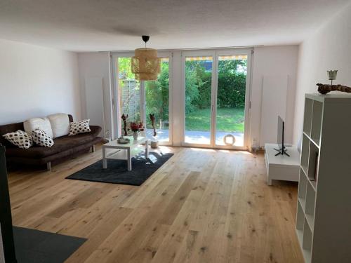 sala de estar con sofá y mesa en Ferienhaus BMB mit Blick auf den Bodensee und Konstanz en Bottighofen