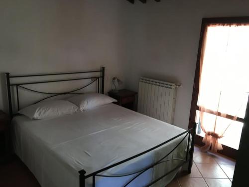 - une chambre avec un lit et une fenêtre dans l'établissement La Ramaccia: relax a Montescudaio, à Montescudaio