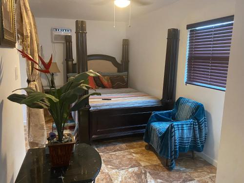 - une petite chambre avec un lit et une chaise dans l'établissement Paradise Oasis1, à Miami