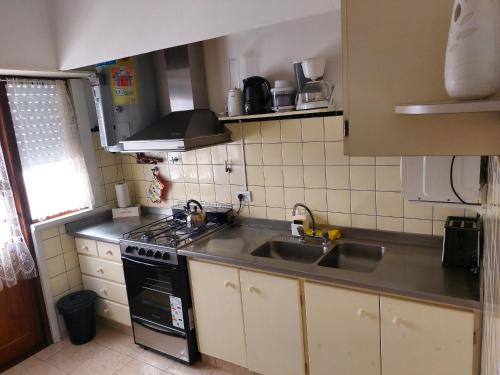 Kuchyň nebo kuchyňský kout v ubytování Apartamento Unico Miramar