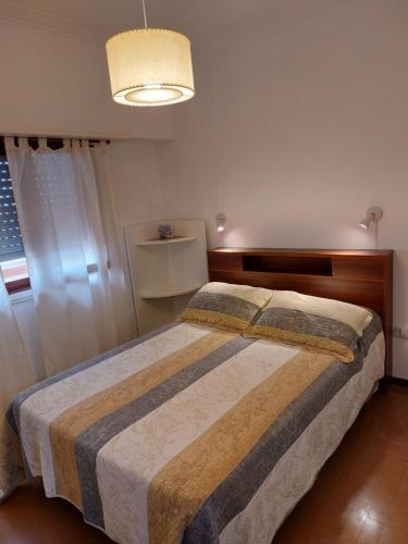 1 dormitorio con 1 cama grande en una habitación en Apartamento Unico Miramar en Miramar