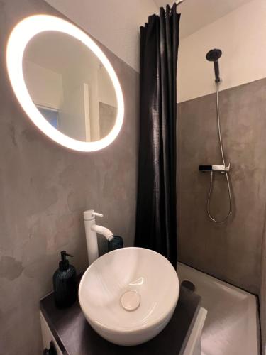 uma casa de banho com um lavatório branco e um espelho. em Studio Nice port em Nice