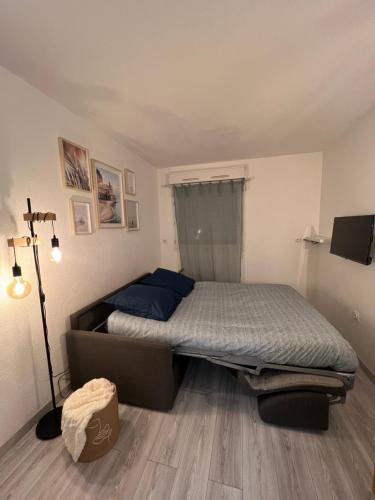 ein Schlafzimmer mit einem Bett in einem Zimmer in der Unterkunft Studio Nice port in Nizza
