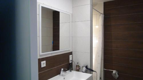 Bathroom sa Guestroom with wide view and pool near city side, 2nd guest with extra bed possible