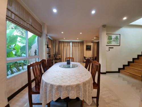 - une salle à manger avec une table et des chaises dans l'établissement De rae nong, à Ranong