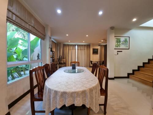 a dining room with a table and chairs at De rae nong in Ranong