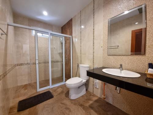 La salle de bains est pourvue de toilettes et d'un lavabo. dans l'établissement De rae nong, à Ranong