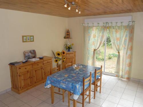 une salle à manger avec une table et des chaises et une fenêtre dans l'établissement Villa Les Fougères, à Jard-sur-Mer