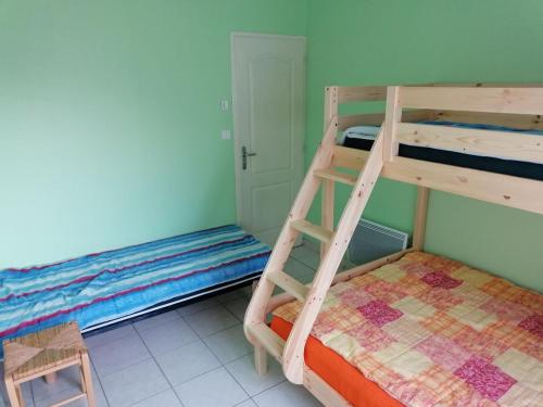 ジャール・シュル・メールにあるVilla Les Fougèresのベッドルーム1室(二段ベッド2台、はしご付)