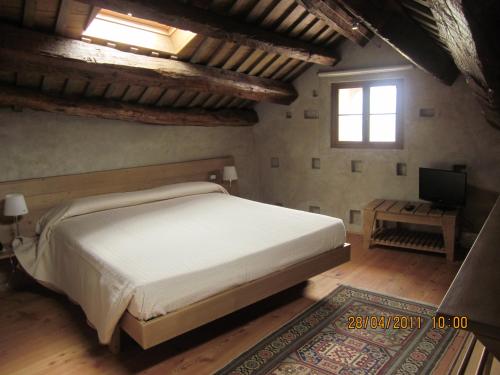 ein Schlafzimmer mit einem Bett und einem TV in der Unterkunft Palazzo Cappello in 
