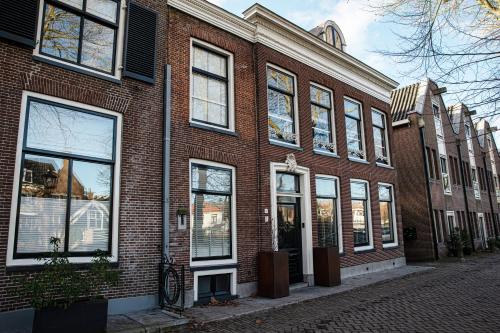a brick building with many windows on a street at Grand Monumental Residence Edam in Edam