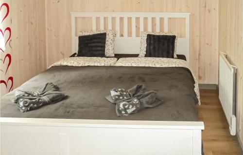 Postel nebo postele na pokoji v ubytování Beautiful Home In Jrnforsen With Lake View