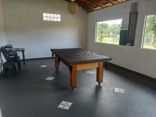 una habitación con una mesa en el medio de una habitación en Recanto Estrela da Manhã en Bueno Brandão