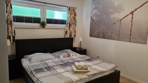ein Schlafzimmer mit einem Bett mit einem Brückenbild an der Wand in der Unterkunft Wohnung Nr. 1 Willingen in Willingen