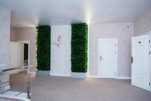 a room with green ivy on the walls at Hotel VinoGrad in Haysyn