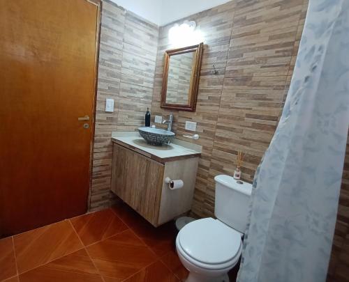 y baño con aseo y lavamanos. en Cabaña Rincón Escondido en Maipú