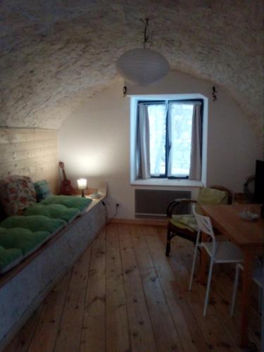 un salon avec un canapé et une fenêtre dans l'établissement L'Olivier, à Mirabel