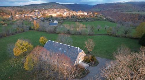 uma vista aérea de uma casa num campo em Maison d'Hôtes La Grange em Salers
