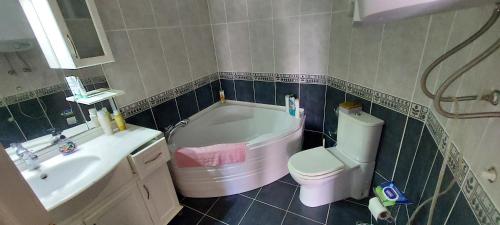 Koupelna v ubytování Strandnahe Villa mit Gemeinschaftspool