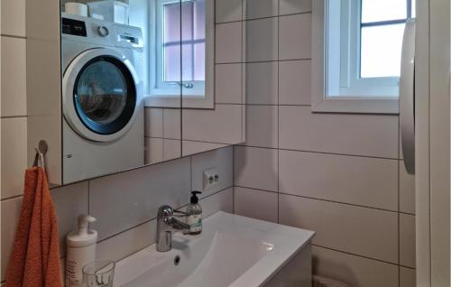 a bathroom with a sink and a washing machine at 3 Bedroom Cozy Home In Vikes in Vikeså