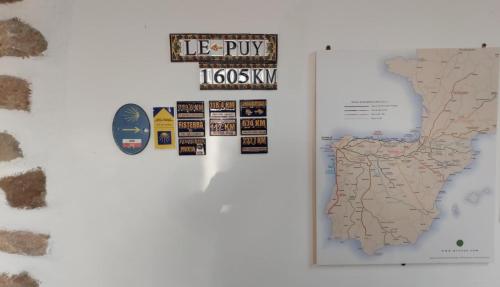 a map of the united states and pins on a wall at Albergue a Casina di Marcello in Palas de Rei 