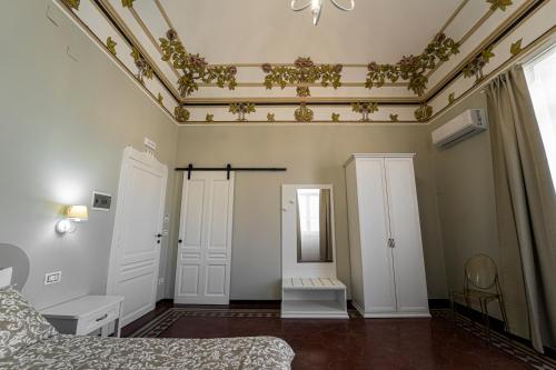 a room with a bed and a ceiling at Gli specchi di Archimede in Syracuse