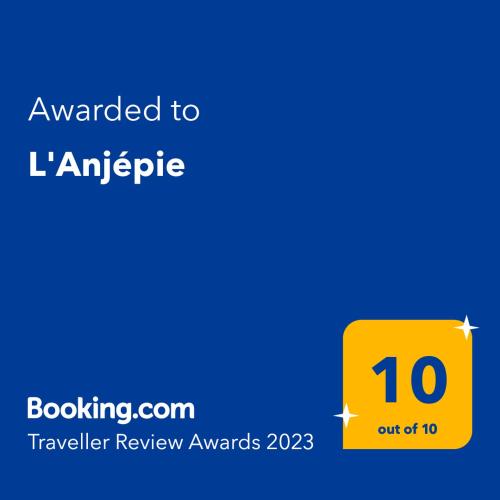 a yellow sign with the words awarded to l anticipate at L'Anjépie in Passenans