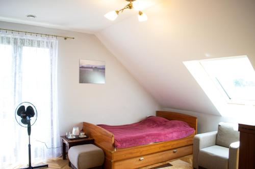 - une chambre avec un lit, une chaise et une fenêtre dans l'établissement Stacja Miśków, 
