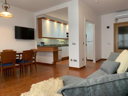 een woonkamer en een keuken met een bank en een tafel bij BRISA DE CALELLA DE PALAFRUGELL in Calella de Palafrugell