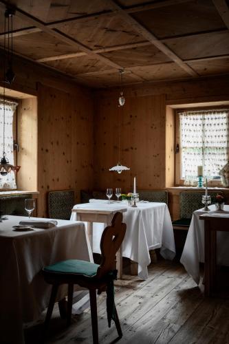 Un restaurante o sitio para comer en Hotel Tyrol
