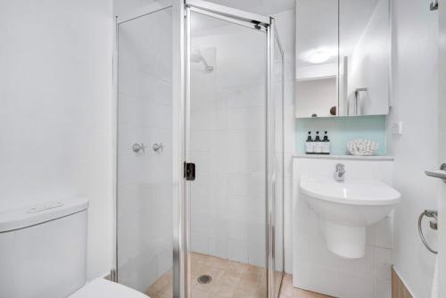 La salle de bains est pourvue d'une douche, de toilettes et d'un lavabo. dans l'établissement Iluka Twelve at Iluka Resort Apartments, à Palm Beach
