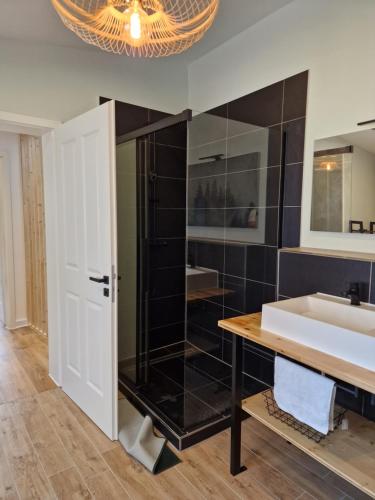 a bathroom with a sink and a mirror at Ferienhaus Polly in Taucha